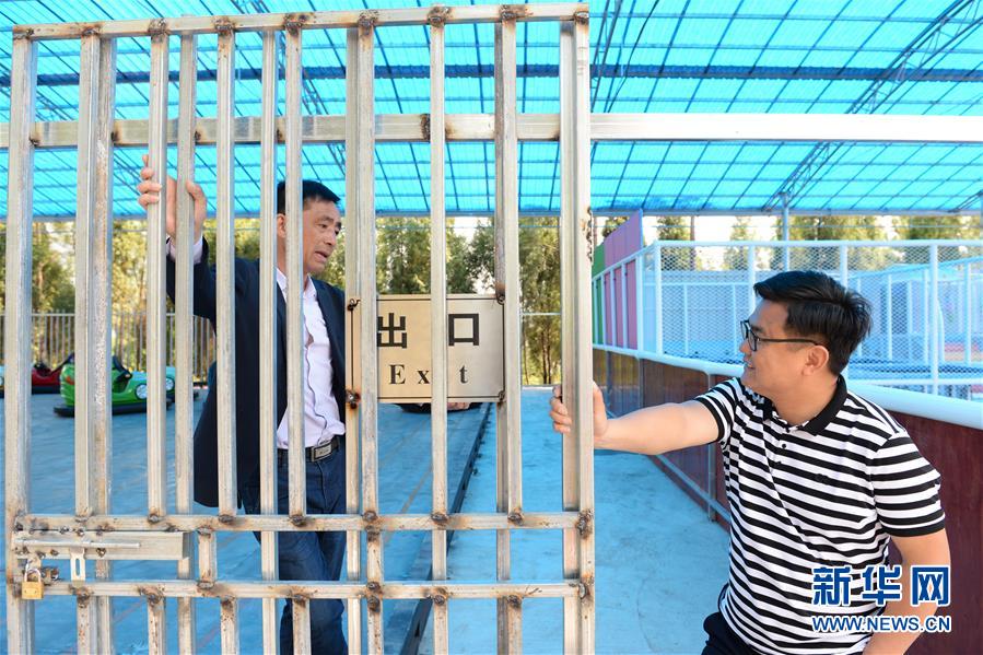 （決戰(zhàn)決勝脫貧攻堅(jiān)&middot;圖文互動(dòng)）（1）理發(fā)師&ldquo;修剪&rdquo;鄉(xiāng)村游一團(tuán)亂麻