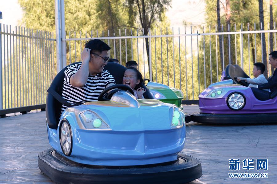 （決戰(zhàn)決勝脫貧攻堅(jiān)&middot;圖文互動(dòng)）（3）理發(fā)師&ldquo;修剪&rdquo;鄉(xiāng)村游一團(tuán)亂麻