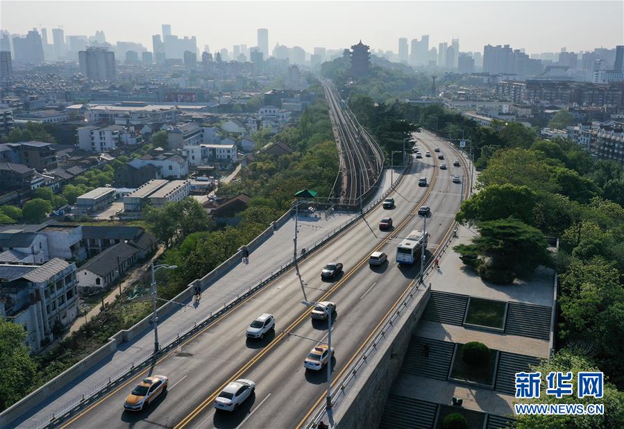 （新華全媒頭條&middot;圖文互動）（13）從人民中汲取磅礴力量&mdash;&mdash;習(xí)近平總書記同出席2020年全國兩會人大代表、政協(xié)委員共商國是紀(jì)實