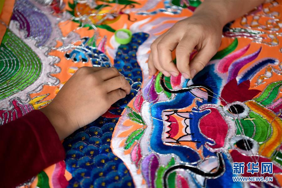 （決戰(zhàn)決勝脫貧攻堅(jiān)&middot;聚焦三區(qū)三州&middot;圖文互動(dòng)）（5）號(hào)角聲里看于田&mdash;&mdash;來(lái)自庫(kù)爾班大叔故鄉(xiāng)的脫貧報(bào)告