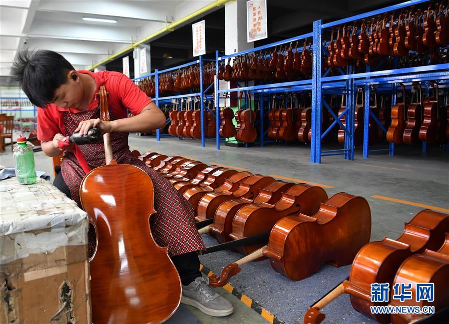 （走向我們的小康生活&middot;圖文互動(dòng)）（1）放下鋤頭，卻撥動(dòng)命運(yùn)的琴弦