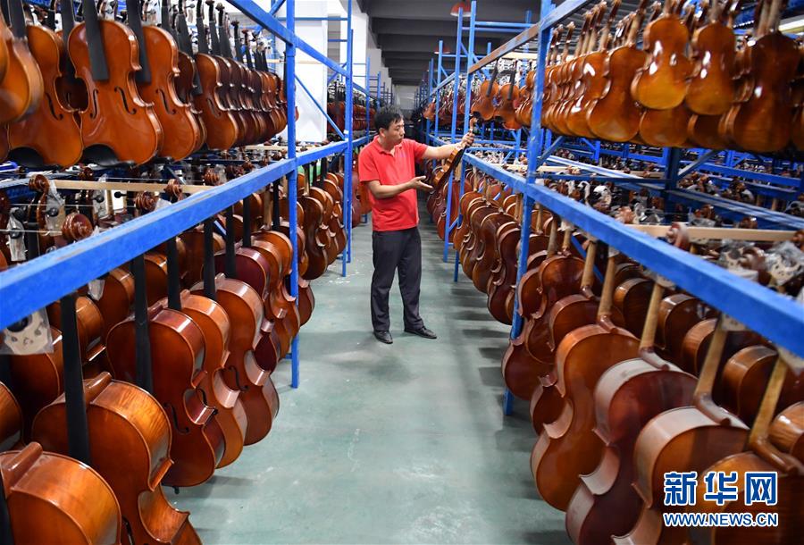 （走向我們的小康生活&middot;圖文互動(dòng)）（3）放下鋤頭，卻撥動(dòng)命運(yùn)的琴弦