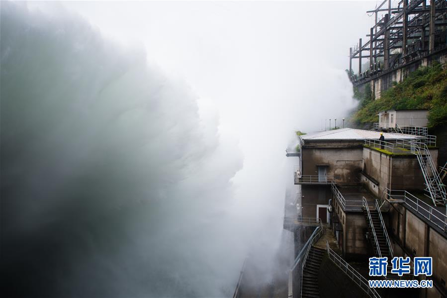 (防汛抗洪)(1)新安江水庫首次9孔泄洪