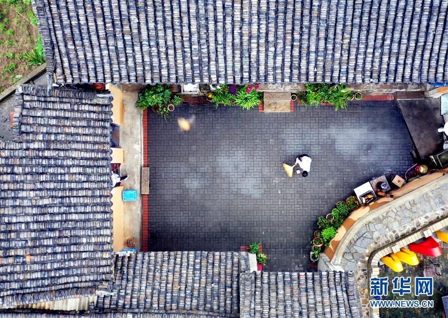 (新華全媒頭條·走向我們的小康生活·圖文互動(dòng))(3)大山深處有“新家”——大別山村繪出現(xiàn)代版“富春山居圖”