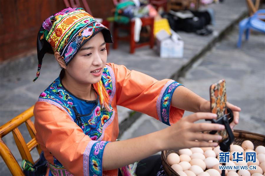 （新華全媒頭條&middot;走向我們的小康生活&middot;圖文互動）（6）那山，那人，那苗寨&mdash;&mdash;十八洞村三代人的奮斗史