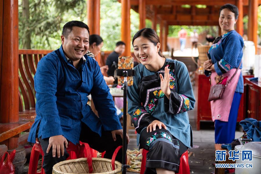 （新華全媒頭條&middot;走向我們的小康生活&middot;圖文互動）（10）那山，那人，那苗寨&mdash;&mdash;十八洞村三代人的奮斗史