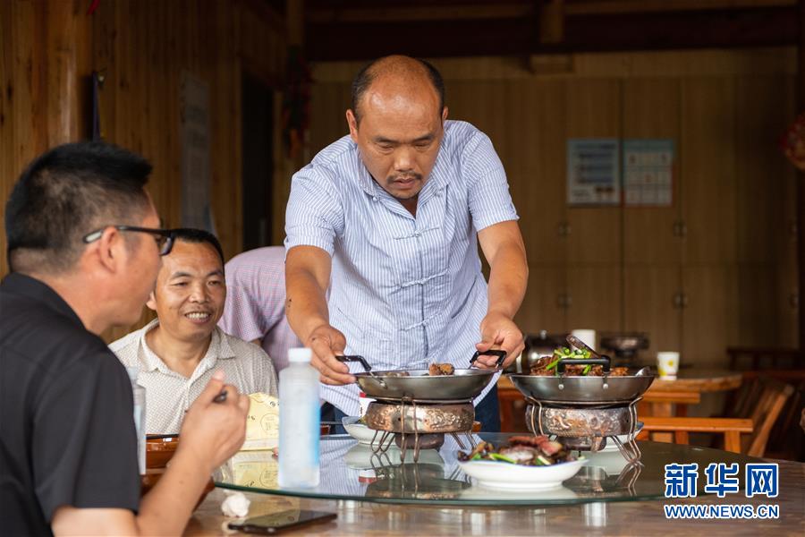 （新華全媒頭條&middot;走向我們的小康生活&middot;圖文互動）（9）那山，那人，那苗寨&mdash;&mdash;十八洞村三代人的奮斗史