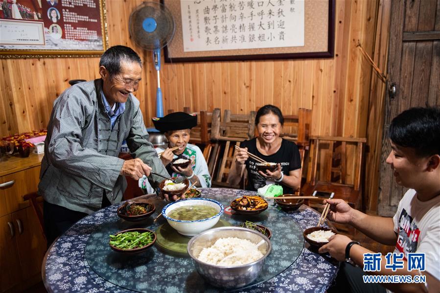 （新華全媒頭條&middot;走向我們的小康生活&middot;圖文互動）（2）那山，那人，那苗寨&mdash;&mdash;十八洞村三代人的奮斗史