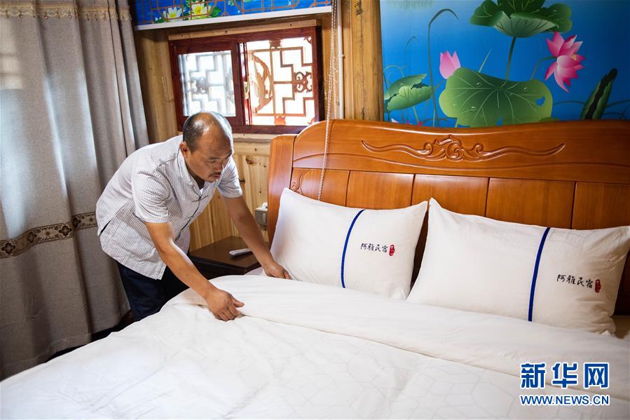 （新華全媒頭條&middot;走向我們的小康生活&middot;圖文互動）（3）那山，那人，那苗寨&mdash;&mdash;十八洞村三代人的奮斗史