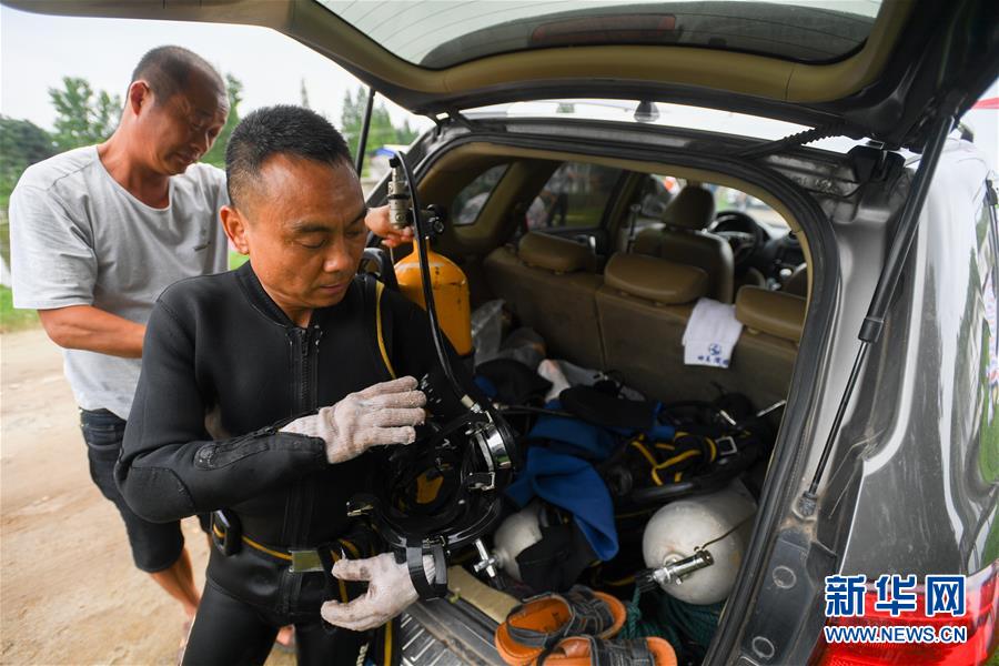 (防汛抗洪·圖文互動)(5)洞庭“蛙人”:在水下10米打響家園保衛(wèi)戰(zhàn)