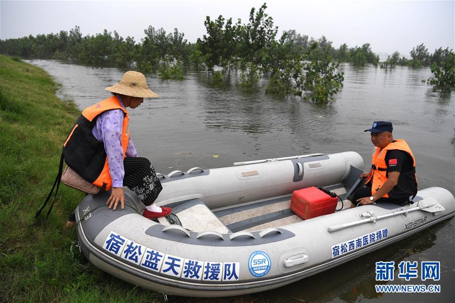 (防汛抗洪·一線(xiàn)人物·圖文互動(dòng))(3)萬(wàn)家燈火明 壩上有神兵——安徽宿松長(zhǎng)江大堤上的“守護(hù)者聯(lián)盟”群像