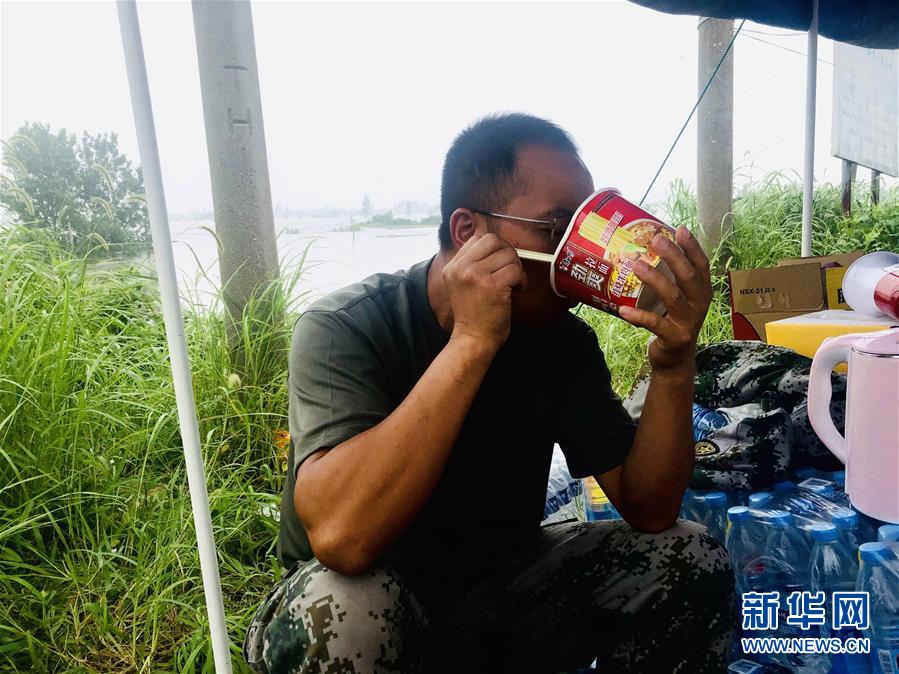 (防汛抗洪·一線(xiàn)人物·圖文互動(dòng))(1)萬(wàn)家燈火明 壩上有神兵——安徽宿松長(zhǎng)江大堤上的“守護(hù)者聯(lián)盟”群像