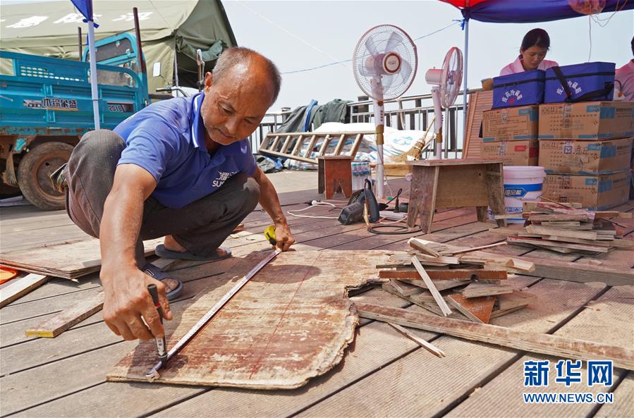 （防汛抗洪&middot;圖文互動(dòng)）（2）特寫(xiě)：康山大堤上的脫貧&ldquo;守堤人&rdquo;