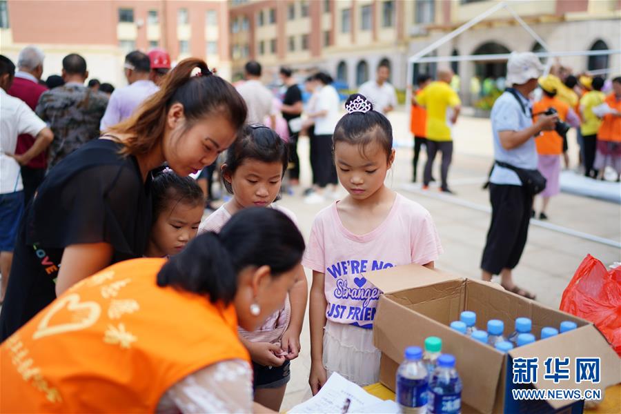（在習(xí)近平新時(shí)代中國(guó)特色社會(huì)主義思想指引下&mdash;&mdash;新時(shí)代新作為新篇章&middot;習(xí)近平總書記關(guān)切事&middot;圖文互動(dòng)）（7）遮風(fēng)雨 送安穩(wěn)&mdash;&mdash;受災(zāi)群眾轉(zhuǎn)移安置中的暖心故事