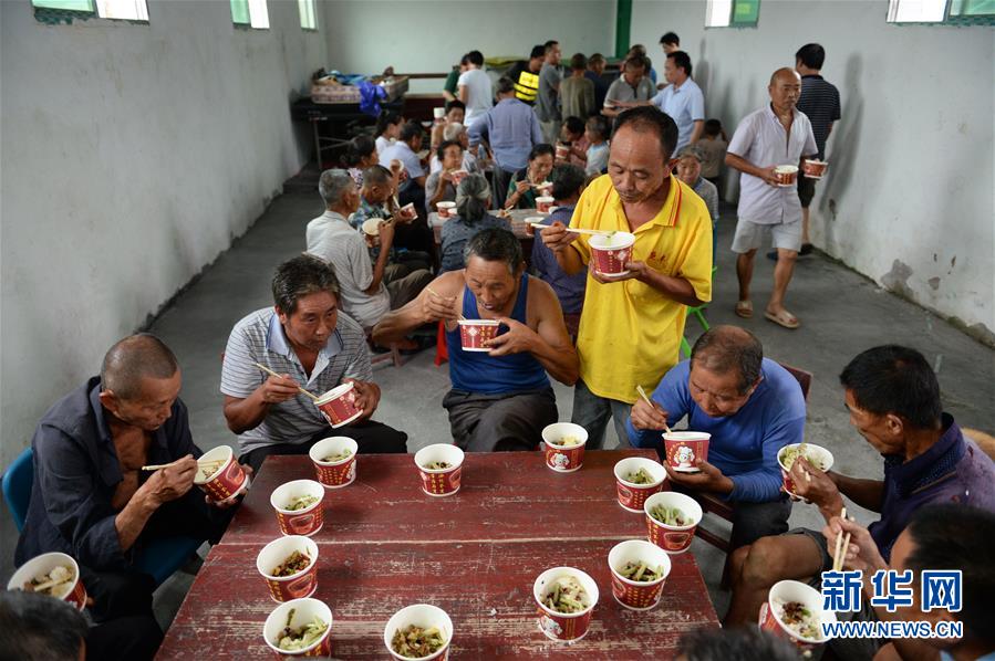 （在習(xí)近平新時(shí)代中國(guó)特色社會(huì)主義思想指引下&mdash;&mdash;新時(shí)代新作為新篇章&middot;習(xí)近平總書記關(guān)切事&middot;圖文互動(dòng)）（9）遮風(fēng)雨 送安穩(wěn)&mdash;&mdash;受災(zāi)群眾轉(zhuǎn)移安置中的暖心故事