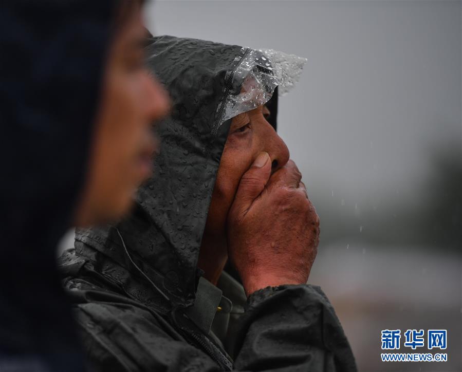 (防汛抗洪·圖文互動(dòng))(3)長(zhǎng)江大堤上的“父子之約”