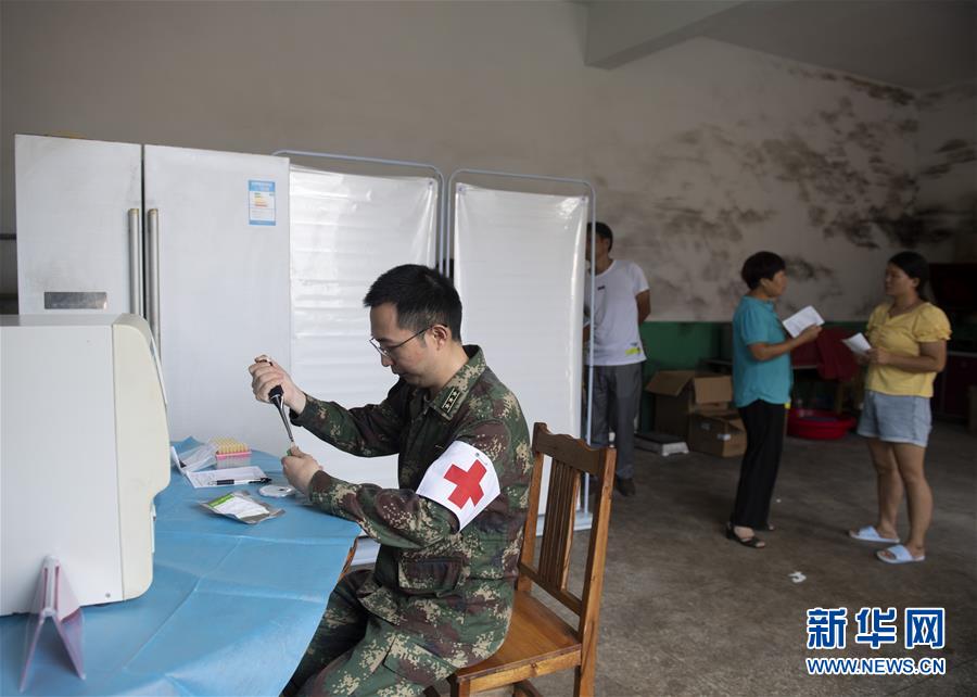 (防汛抗洪·圖文互動)(4)穿梭“孤島”的火箭軍醫(yī)療隊