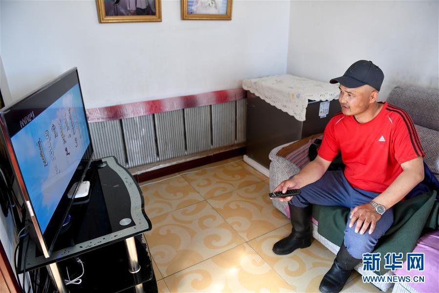 （走向我們的小康生活&middot;圖文互動(dòng)）（3）草原有了網(wǎng)，手機(jī)能放羊&mdash;&mdash;看呼倫貝爾大草原牧民生活變了樣 