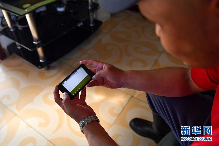 （走向我們的小康生活&middot;圖文互動(dòng)）（4）草原有了網(wǎng)，手機(jī)能放羊&mdash;&mdash;看呼倫貝爾大草原牧民生活變了樣 