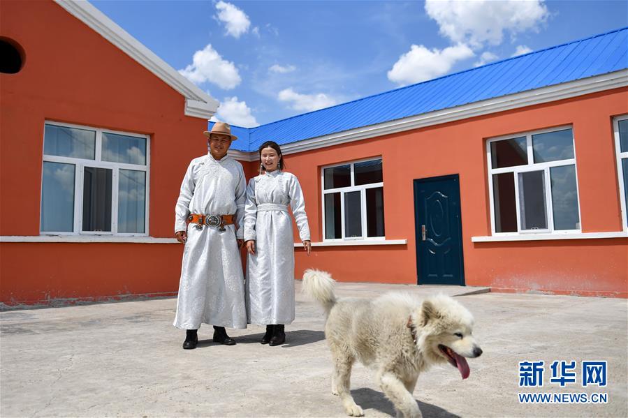 （走向我們的小康生活&middot;圖文互動(dòng)）（6）草原有了網(wǎng)，手機(jī)能放羊&mdash;&mdash;看呼倫貝爾大草原牧民生活變了樣 