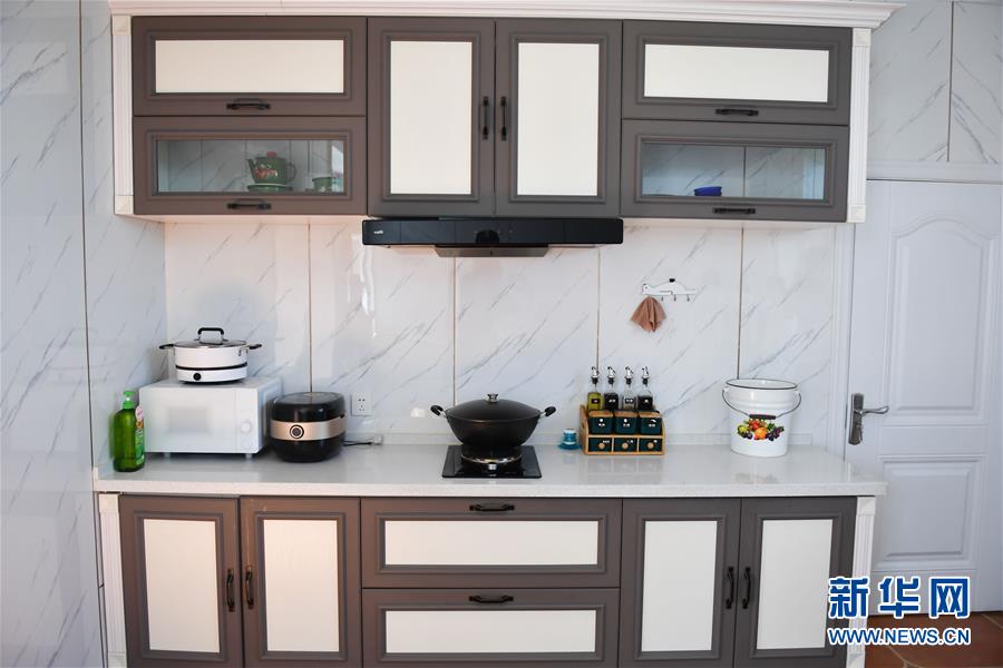 （走向我們的小康生活&middot;圖文互動(dòng)）（7）草原有了網(wǎng)，手機(jī)能放羊&mdash;&mdash;看呼倫貝爾大草原牧民生活變了樣 