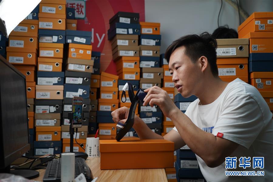 （民生直通車(chē)&middot;圖文互動(dòng)）（1）生產(chǎn)線(xiàn)&ldquo;突圍&rdquo; 創(chuàng)新領(lǐng)跑&ldquo;下一站&rdquo;&mdash;&mdash;&ldquo;中國(guó)女鞋之都&rdquo;轉(zhuǎn)型升級(jí)之路