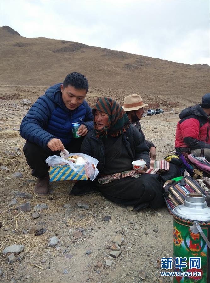 （在習近平新時代中國特色社會主義思想指引下&mdash;&mdash;新時代新作為新篇章&middot;習近平總書記關(guān)切事&middot;圖文互動）（3）青春做伴，西部放歌&mdash;&mdash;走近扎根西部建設(shè)邊疆的大學生們