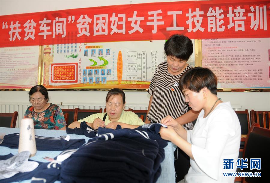 （決戰(zhàn)決勝脫貧攻堅&middot;圖文互動）（1）內(nèi)蒙古河套：一雙巧手、一副棒針、一團毛線打造貧困戶&ldquo;炕頭經(jīng)濟&rdquo;