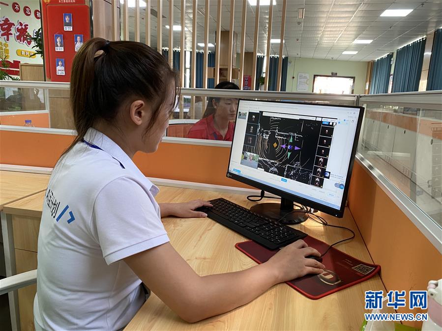 (落實“六穩(wěn)”“六保”一線見聞·圖文互動)(2)易地搬遷戶有了新身份——貴州萬山扶貧安置點巧打“就業(yè)牌”