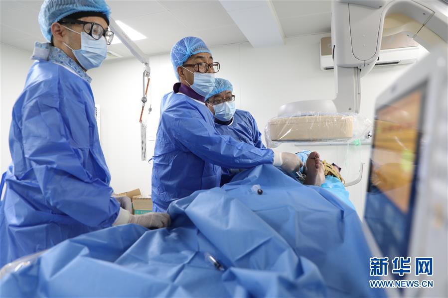 (圖文互動(dòng))(4)身披“重甲”來“繡花”——醫(yī)院中的“鉛衣醫(yī)生”