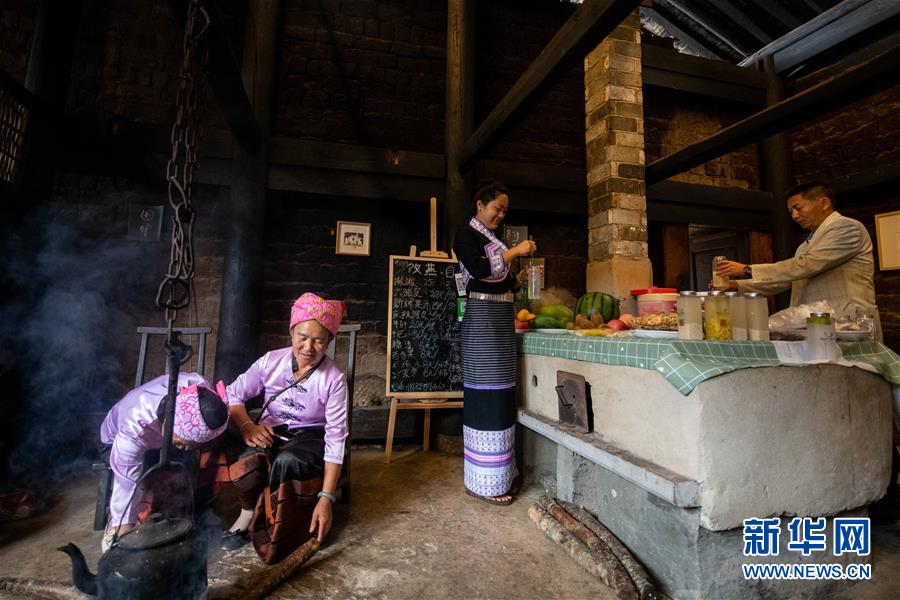 (決戰(zhàn)決勝脫貧攻堅(jiān)·圖文互動(dòng))(1)眼前的生活就是詩(shī)和遠(yuǎn)方——藝術(shù)引領(lǐng)云南傣族山村蝶變