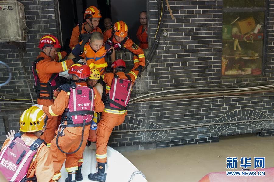 （防汛抗洪）（1）重慶：救援！在被洪水漫過的街巷之間