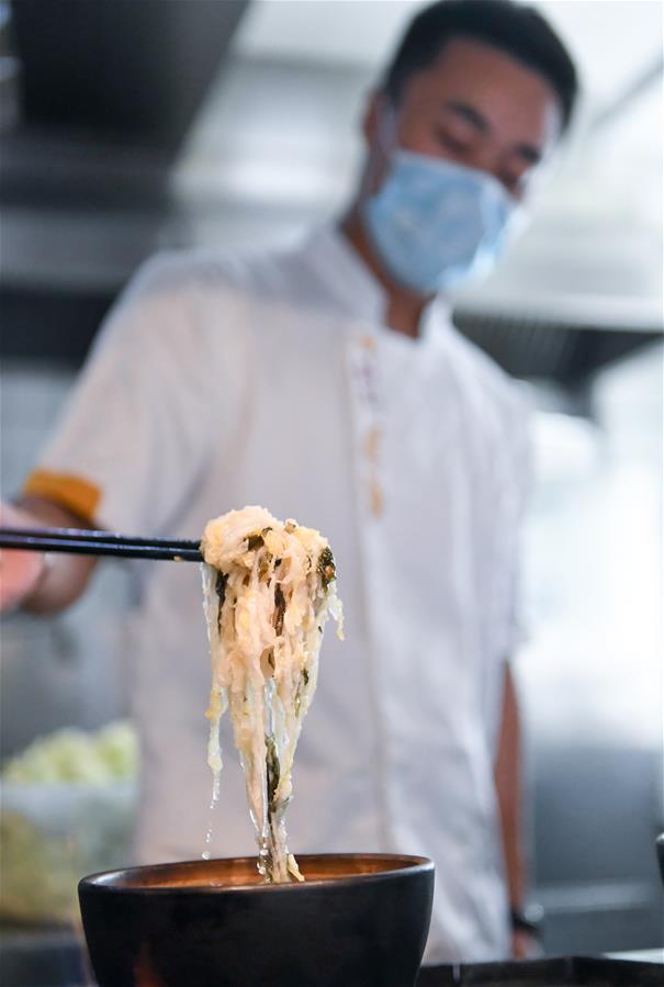 （在習(xí)近平新時(shí)代中國(guó)特色社會(huì)主義思想指引下&mdash;&mdash;新時(shí)代新作為新篇章&middot;習(xí)近平總書記關(guān)切事&middot;圖文互動(dòng)）（1）讓&ldquo;舌尖上的節(jié)約&rdquo;成為習(xí)慣&mdash;&mdash;全社會(huì)營(yíng)造浪費(fèi)可恥、節(jié)約為榮的氛圍掃描