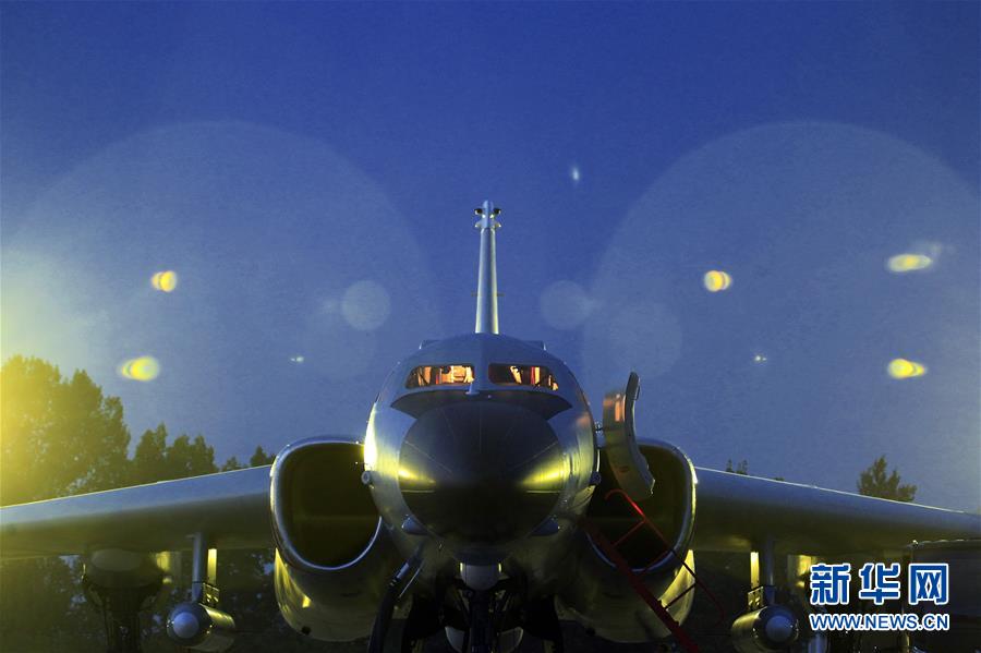 (在習(xí)近平強(qiáng)軍思想指引下·我們在戰(zhàn)位報(bào)告·圖文互動)(3)雷霆“戰(zhàn)神”向戰(zhàn)而飛——空軍航空兵某師牢記囑托備戰(zhàn)打仗記事