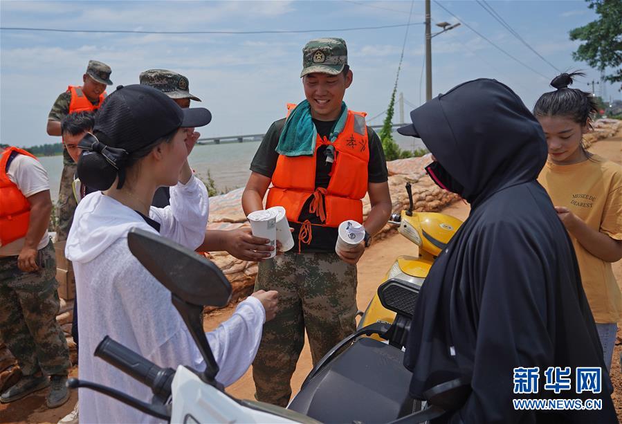（新華全媒頭條&middot;圖文互動）（10）&ldquo;洪線&rdquo;逆險守家國&mdash;&mdash;抗洪一線的凡人星光