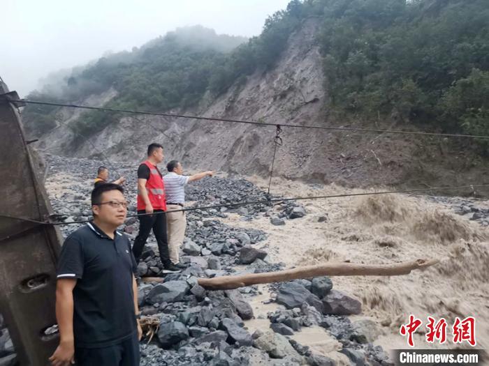 工作人員正在查勘泥石流災(zāi)情。　劉偉建 攝