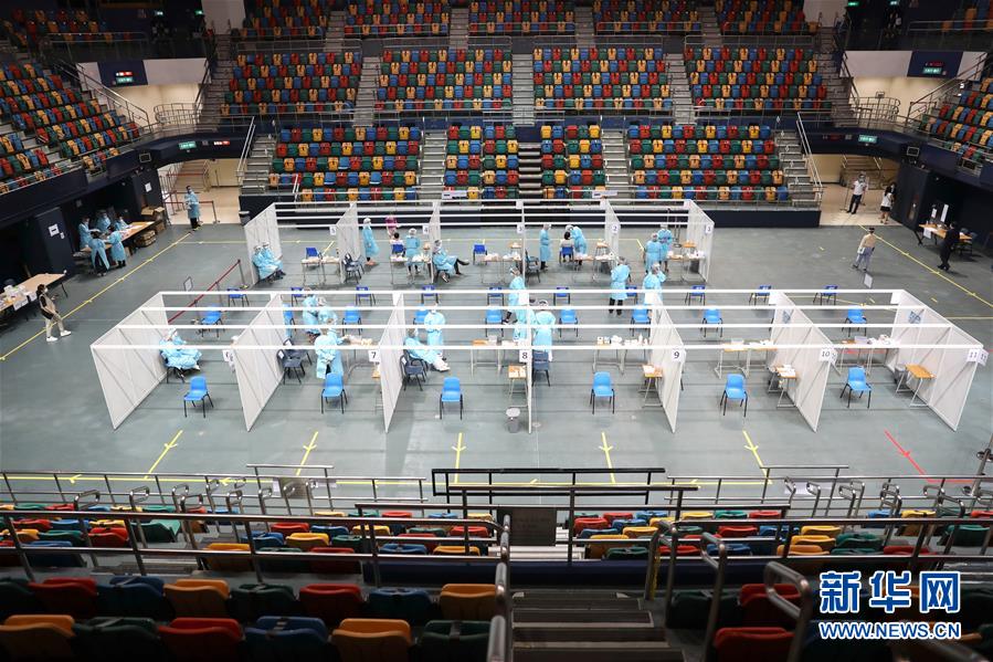 （圖文互動）（1）特寫：新冠病毒普檢首日，香港市民踴躍參與