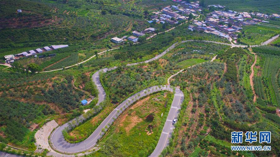 （新華全媒頭條&middot;走向我們的小康生活&middot;圖文互動(dòng)）（1）長城腳下，小康村串成&ldquo;珍珠鏈&rdquo;