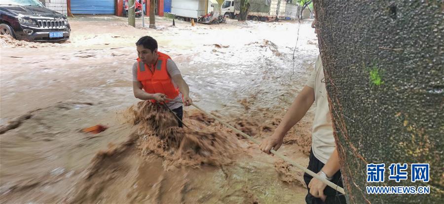 （在習(xí)近平新時(shí)代中國(guó)特色社會(huì)主義思想指引下&mdash;&mdash;新時(shí)代新作為新篇章&middot;習(xí)近平總書(shū)記關(guān)切事&middot;圖文互動(dòng)）（3）洪峰浪尖，鮮紅的黨旗高高飄揚(yáng)&mdash;&mdash;記防汛抗洪一線的共產(chǎn)黨員