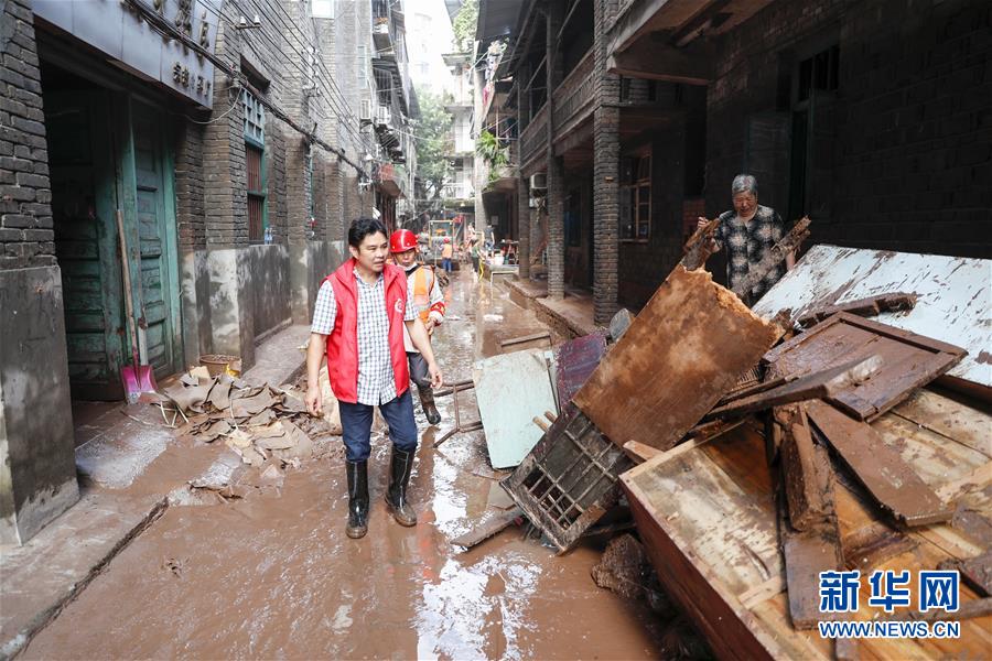 （在習(xí)近平新時(shí)代中國(guó)特色社會(huì)主義思想指引下&mdash;&mdash;新時(shí)代新作為新篇章&middot;習(xí)近平總書(shū)記關(guān)切事&middot;圖文互動(dòng)）（4）洪峰浪尖，鮮紅的黨旗高高飄揚(yáng)&mdash;&mdash;記防汛抗洪一線的共產(chǎn)黨員