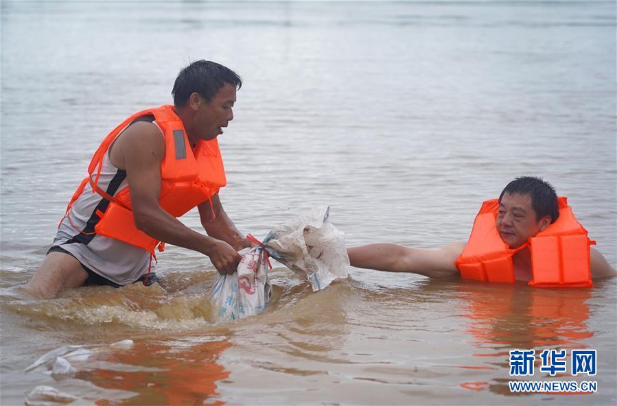 （在習(xí)近平新時(shí)代中國(guó)特色社會(huì)主義思想指引下&mdash;&mdash;新時(shí)代新作為新篇章&middot;習(xí)近平總書(shū)記關(guān)切事&middot;圖文互動(dòng)）（5）洪峰浪尖，鮮紅的黨旗高高飄揚(yáng)&mdash;&mdash;記防汛抗洪一線的共產(chǎn)黨員