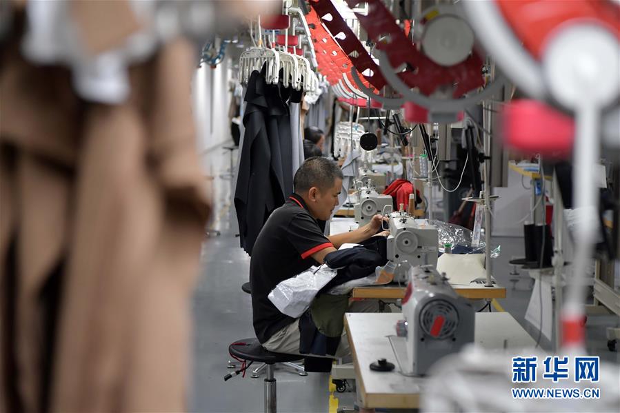 （走向我們的小康生活&middot;圖文互動(dòng)）（4）&ldquo;一件衣裳&rdquo;，藏著脫貧致富新天地