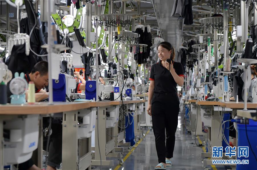 （走向我們的小康生活&middot;圖文互動(dòng)）（5）&ldquo;一件衣裳&rdquo;，藏著脫貧致富新天地