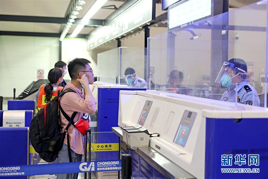 (圖文互動)(2)國內航空公司執(zhí)飛的首條國際復學包機航線在渝啟航