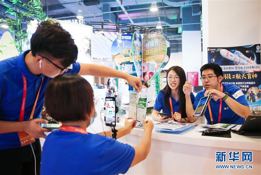 （新華全媒頭條&middot;圖文互動）（12）奮斗結(jié)碩果，再寫新篇章&mdash;&mdash;寫在共和國71周年華誕之際