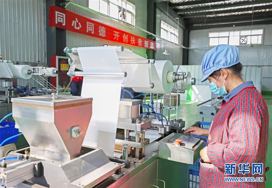 （在習(xí)近平新時(shí)代中國(guó)特色社會(huì)主義思想指引下&mdash;&mdash;新時(shí)代新作為新篇章&middot;習(xí)近平總書記關(guān)切事&middot;圖文互動(dòng)）（2）&ldquo;綠色銀行&rdquo;發(fā)工資、&ldquo;股東&rdquo;分紅來(lái)敲門&hellip;&hellip;&mdash;&mdash;探索長(zhǎng)效脫貧致富新機(jī)制見(jiàn)聞