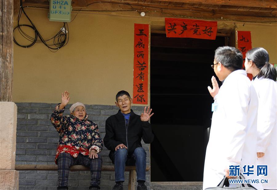 （習(xí)近平的小康故事&middot;新華網(wǎng)&middot;圖文互動(dòng)）（6）&ldquo;真正解決好基層群眾看病難、看病貴問題&rdquo;&mdash;&mdash;習(xí)近平和群眾健康的故事