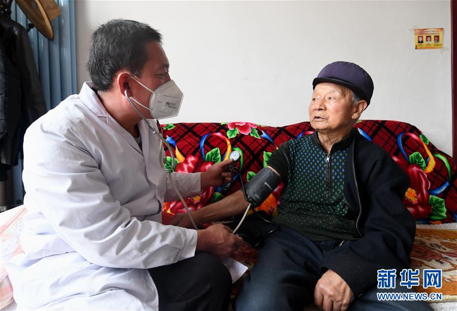 （習(xí)近平的小康故事&middot;新華網(wǎng)&middot;圖文互動(dòng)）（2）&ldquo;真正解決好基層群眾看病難、看病貴問題&rdquo;&mdash;&mdash;習(xí)近平和群眾健康的故事