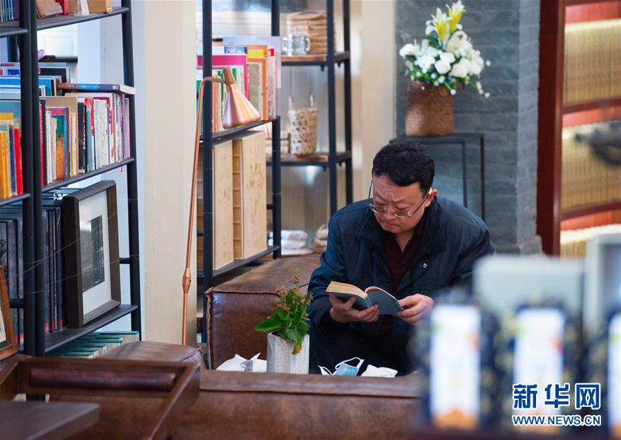 (新華全媒頭條·圖文互動(dòng))(2)我們都是讀者——促進(jìn)全民閱讀 構(gòu)建書香社會(huì)