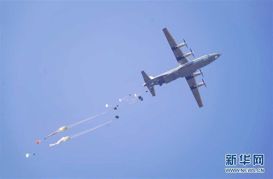 （在習(xí)近平強(qiáng)軍思想指引下&middot;我們?cè)趹?zhàn)位報(bào)告&middot;圖文互動(dòng)）（4）朵朵傘花綻放，勝戰(zhàn)精兵天降&mdash;&mdash;空降兵部隊(duì)某旅教導(dǎo)員余海龍帶領(lǐng)官兵傳承黃繼光精神記事